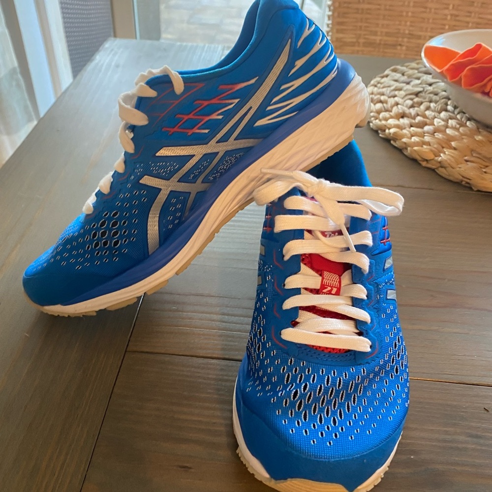 ASICS GEl cummulus Worn once for 2.5 miles! Size 8